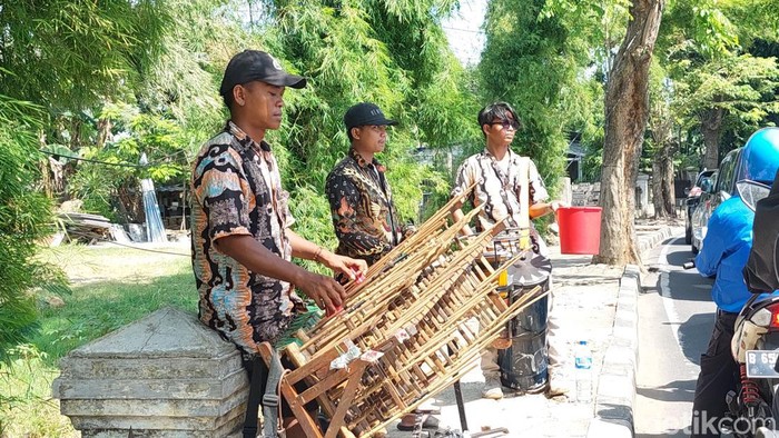 Pengamen Angklung/Aulia Damayanti