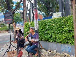 Fenomena Pengamen Naik Kelas: Pakai Sound System hingga Angklung