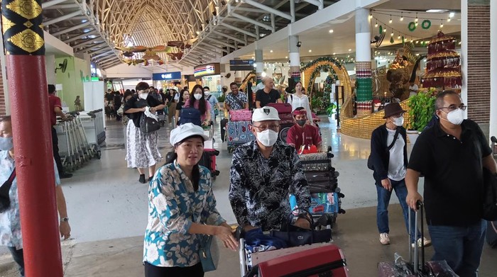 Penumpang berdatangan di Terminal Kedatangan Domestik Bandara I Gusti Ngurah Rai (Triwidiyanti/detikBali)