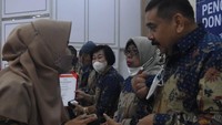 PMI DKI Jakarta memberikan penghargaan donor darah sebanyak 75 kali di Graha Marinir, Jakarta, Sabtu (24/12/2022). 