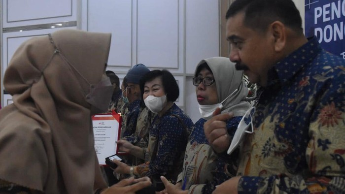 PMI DKI Jakarta memberikan penghargaan donor darah sebanyak 75 kali di Graha Marinir, Jakarta, Sabtu (24/12/2022).