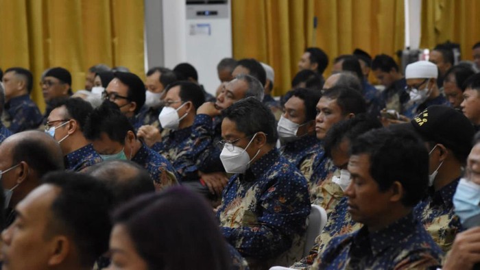 PMI DKI Jakarta memberikan penghargaan donor darah sebanyak 75 kali di Graha Marinir, Jakarta, Sabtu (24/12/2022).