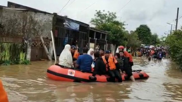 Proses evakuasi jenazah warga yang askes rumahnya terdampak Banjir Makassar di Kecamatan Manggala.