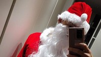 Pemilik nama asli Jung Ji Hoon tersebut berubah menjadi Santa Claus. Foto: (dok. Instagram @rain_oppa)