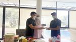 Gaya Rezky Aditya Saat Ngopi dan Makan Bareng Citra Kirana