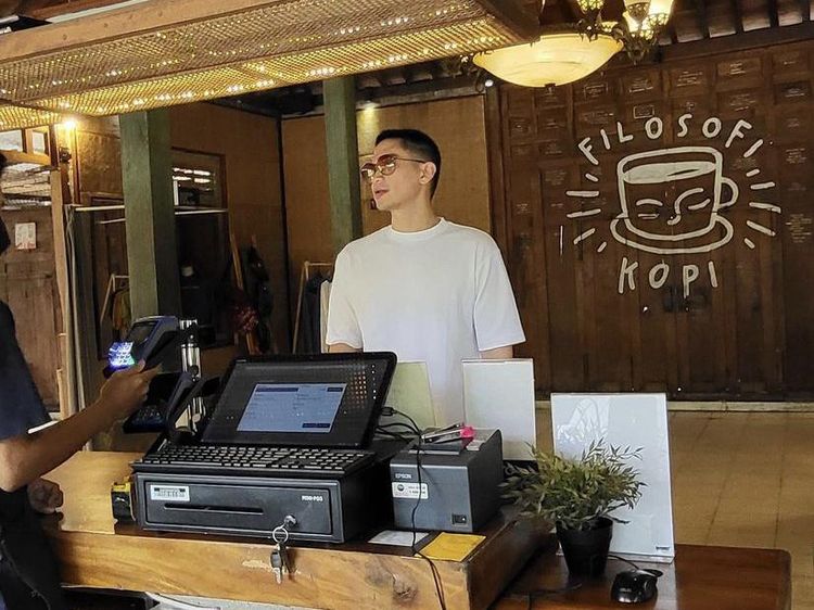 Gaya Rezky Aditya Saat Ngopi dan Makan Bareng Citra Kirana