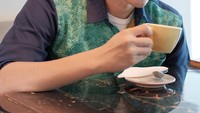 Penggemar berat kopi, Rezky memang tak bisa lepas dari secangkir kopi. Di Instagramnya banyak foto saat dirinya sedang ngopi. Foto: Instagram
