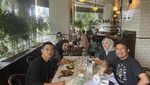 Gaya Rezky Aditya Saat Ngopi dan Makan Bareng Citra Kirana