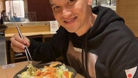Saat sedang makan salad dengan irisan salmon segar. Aktor berusia 37 tahun itu, minta sang istri untuk mengabadikan foto makannya di restoran. Foto: Instagram