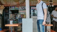 Mampir ke salah satu pujasera yang menjual aneka makanan tradisional. Rezky berpose di depan warung nasi rames dan warkop. Foto: Instagram
