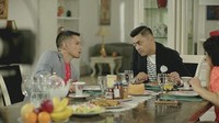 Beradu akting dengan Anjasmara di salah satu sinetron. Tampak Rezky Aditya serius ketika mereka tengah beradegan menikmati sarapan di pagi hari. Foto: Instagram