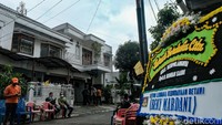 Sejumlah karangan bunga tanda duka cita terlihat di depan rumah almarhum.