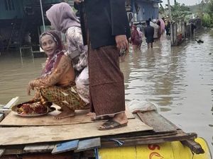 Gegara Banjir, Warga di Pinrang Antar Uang Panai Pakai Rakitan