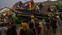 Selain itu sejumlah pohon di jalan Ahmad Yani Kabupaten Tapin juga tumbang.