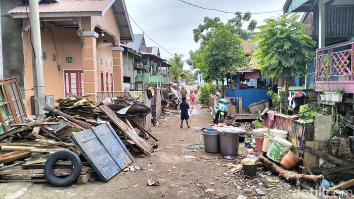 Rumah warga di Polman rusak akibat diterjang gelombang tinggi.