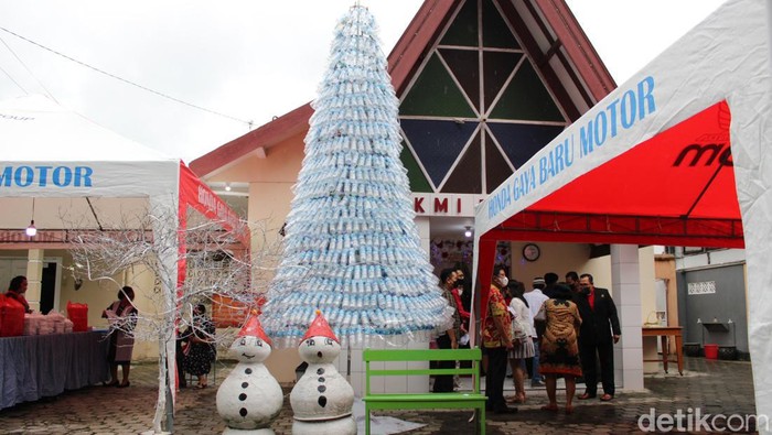 Sebuah gereja di Blora membuat pohon natal dari ribuan botol bekas.
