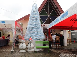 Gereja di Blora Bikin Pohon Natal dari Ribuan Botol Bekas