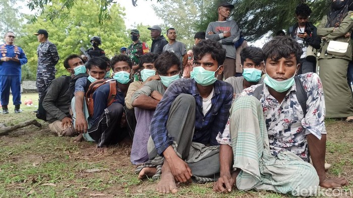 Sejumlah pengungsi Rohingya yang terdampat di Aceh Besar, Minggu (25/12). (Agus Setyadi/detikSumut)