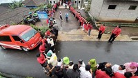 Pemeluk Nasrani juga berbaris sambil menyalami warga. Mayoritas mereka memakai baju merah.
