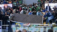 Akibatnya, 27 orang terluka dan langsung dievakuasi ke rumah sakit terdekat.