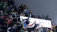 Bagian dari tribun jatuh selama pertandingan Piala Super Basket Mesir antara Al Ittihad Alexandria dan Al Ahli, di Gedung Olahraga Hassan Moustafa di Giza, Mesir pada 25 Desember 2022.