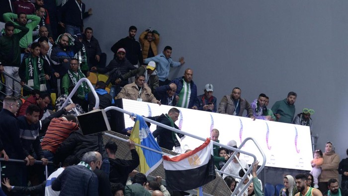 Stadion Basket di Mesir Roboh, 27 Orang Terluka GIZA, EGYPT - DECEMBER 25: A part of the tribune falls down during the Egypt Basketball Super Cup match between Al Ittihad Alexandria and Al Ahli, at Hassan Moustafa Sports Hall in Giza, Egypt on December 25, 2022. Fans tried to save the people who were under the destroyed part. Some of them were injured in the incident. (Photo by Stringer/Anadolu Agency via Getty Images)