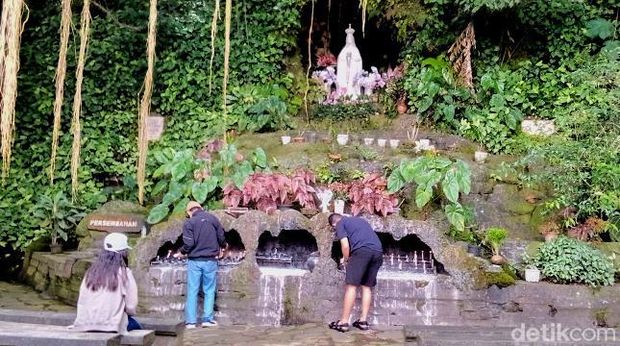 Suasana dan aktivitas peziarah di Gua Maria, Desa Cisantana, Kabupaten Kuningan.