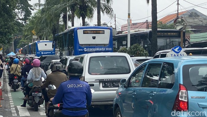 Suasana di sekitar Kebun Binatang Ragunan saat Natal 2022