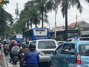 Cerita Adi Ajak Keluarga ke Ragunan Malah Terjebak Macet Parah