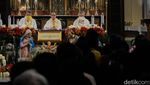 Suasana Khusyuk Misa Natal di Gereja Katedral Jakarta