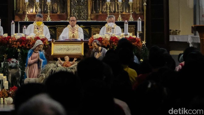Suasana Khusyuk Misa Natal di Gereja Katedral Jakarta Gereja Katedral melaksanakan Misa Pontifikal Natal pagi ini. Jemaat beribadah dengan khusyuk selama Misa Natal.