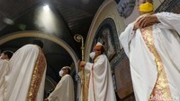 Gereja Katedral Jakarta mengusung tema Natal ‘Pulanglah Mereka ke Negerinya Melalui Jalan Lain’. Tema ini dikutip dari Injil yang juga berkaitan dengan pandemi Covid-19.