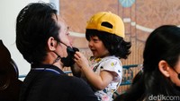 Tidak hanya orang dewasa, anak-anak juga mengikuti Misa Natal di Gereja Katedral.