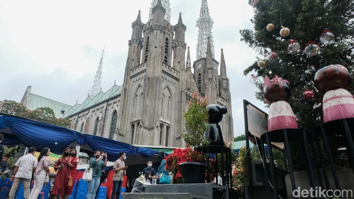 Suasana Khusyuk Misa Natal di Gereja Katedral Jakarta Gereja Katedral melaksanakan Misa Pontifikal Natal pagi ini. Jemaat beribadah dengan khusyuk selama Misa Natal.
