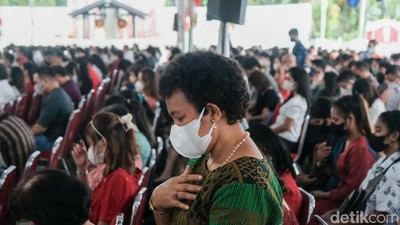 Suasana Khusyuk Misa Natal di Gereja Katedral Jakarta