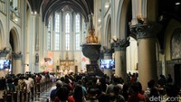 Ibadah Misa Pontifikal Natal dilaksanakan di Gereja Katedral, Jakarta Pusat, Minggu (25/12/2022).