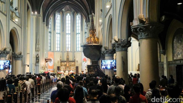 Suasana Khusyuk Misa Natal di Gereja Katedral Jakarta Gereja Katedral melaksanakan Misa Pontifikal Natal pagi ini. Jemaat beribadah dengan khusyuk selama Misa Natal.
