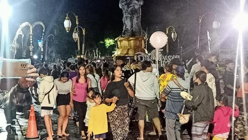 Suasana pelaksanaan hari terakhir Denfest pada Minggu (25/12/2022) malam di kawasan Patung Catur Muka Denpasar, Bali. (Ni Made Lastri Karsiani Putri-detikBali)