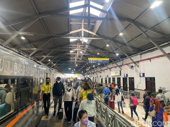 Suasana penumpang KA libur Nataru 2022 di Stasiun Surabaya Gubeng