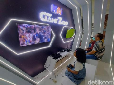 Suasana penumpang KA libur Nataru 2022 di Stasiun Surabaya Gubeng
