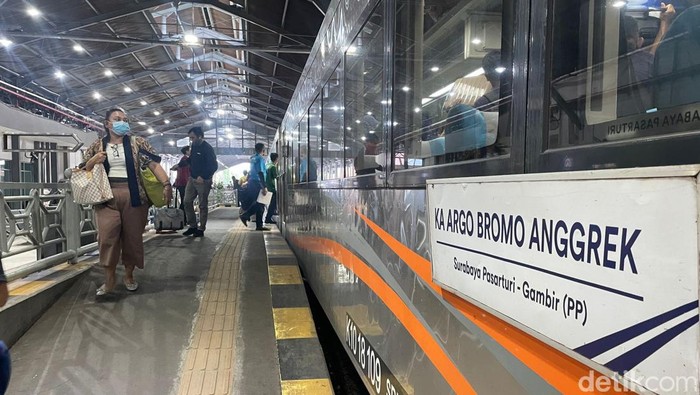 Suasana penumpang KA libur Nataru 2022 di Stasiun Surabaya Gubeng