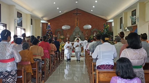 Suasana perayaan Natal 2022 di Gereja Katolik Stasi Santo Mikael di Banjar Piling Tengah, Desa Mengesta, Kecamatan Penebel, Tabanan, Bali, Minggu (25/12/2022). (chairul amri simabur/detikBali)