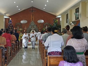 Pakaian-Ornamen Bali Warnai Natal 2022 di Gereja Santo Mikael Tabanan