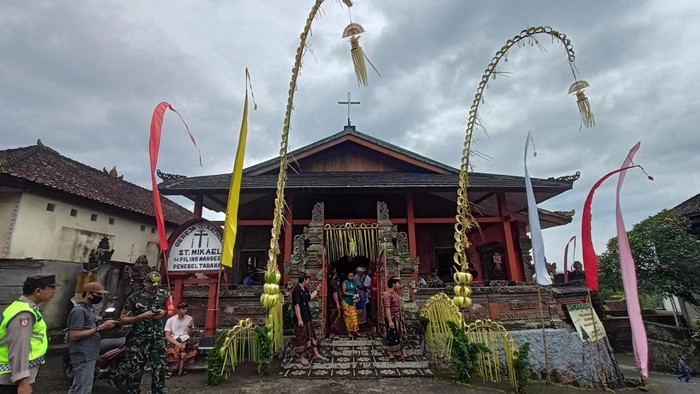 Tampak depan Gereja Stasi Santo Mikael Piling di Desa Mengesta, Kecamatan Penebel yang kental ornamen Bali. (chairul amri simabur/detikBali)