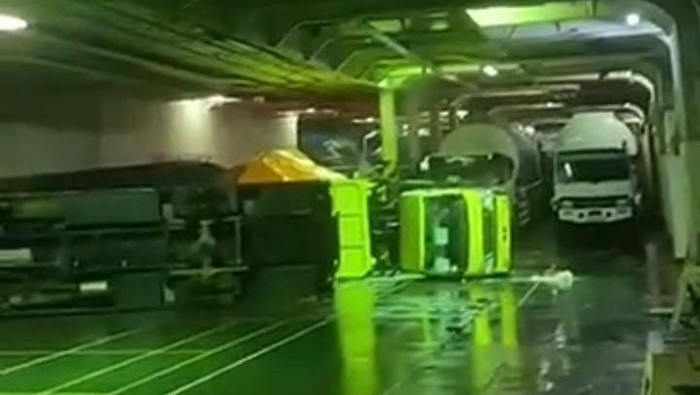 Tangkapan layar video viral suasana kapal yang terombang-ambing di Selat Sunda