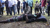 Seorang pengungsi tampak memerlukan bantuan medis.