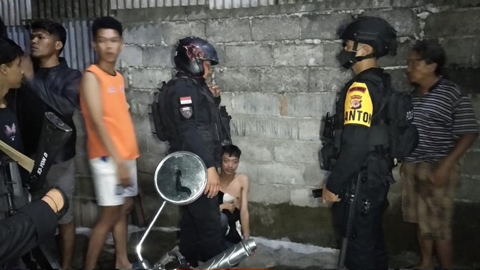 Tim Maung Galunggung amankan seorang geng motor yang ditangkap warga.