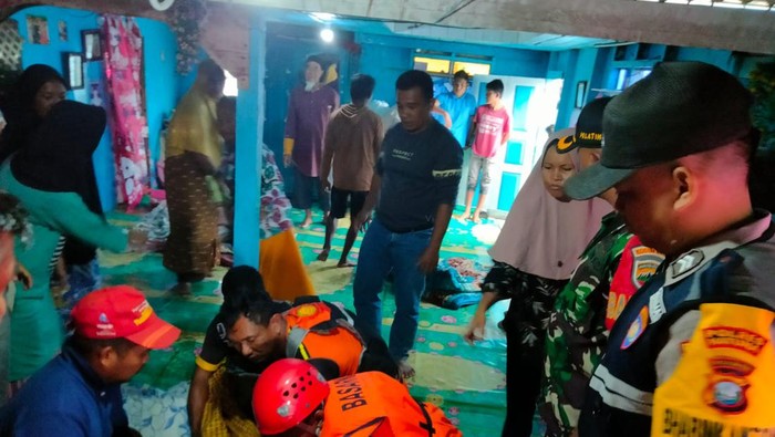 Tim SAR gabungan melakukan evakuasi nelayan tenggelam di Natuna. (Foto: Dok Basarnas)