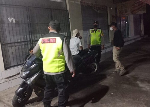 Tim Tridatu Polsek Kubu saat melakukan patroli malam dengan menyusuri perkampungan warga yang rawan kasus pencurian (istimewa)