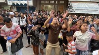 Antusias warga saat berkumpul untuk mengikuti tradisi lempat gula yang dilaksanakan warga keturunan India. (Jeka Kampai/detikSumut)